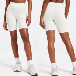 NWOT Good American Essential biker shorts Bone